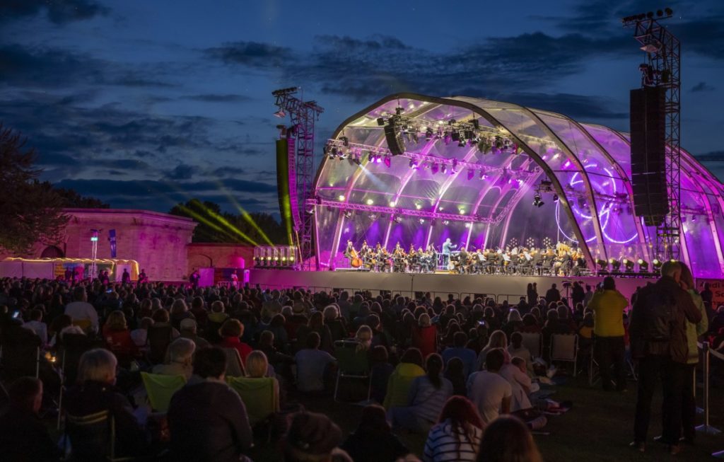 Second evening of the Audi Klassik Open Air at Klenzepark: François-Xavier Roth conducts his orchestra Les Siècles. The choir of the evening is the Audi Youth Choir Academy. Antonia Goldhammer from BR-Klassik is moderating the concert.
