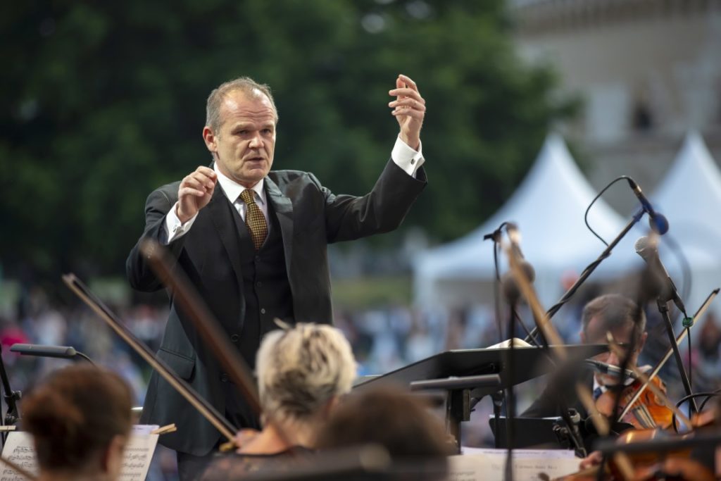 Second evening of the Audi Klassik Open Air at Klenzepark: François-Xavier Roth conducts his orchestra Les Siècles. The choir of the evening is the Audi Youth Choir Academy. Antonia Goldhammer from BR-Klassik is moderating the concert.