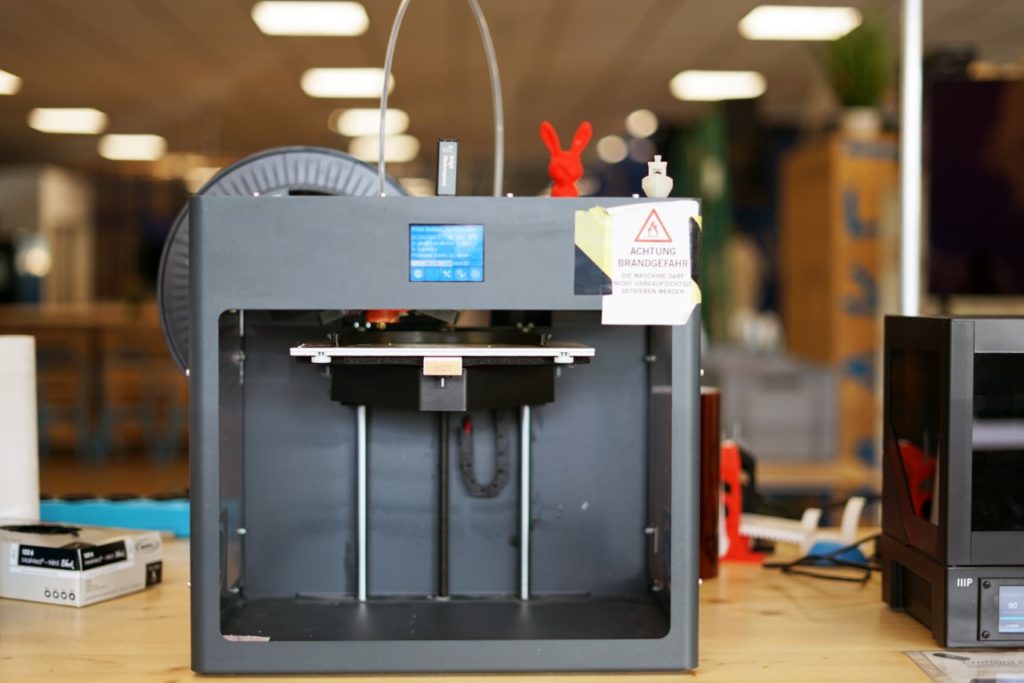 Unscheinbarer Würfel: der 3D-Drucker übernimmt dennoch eine wichtige Funktion.