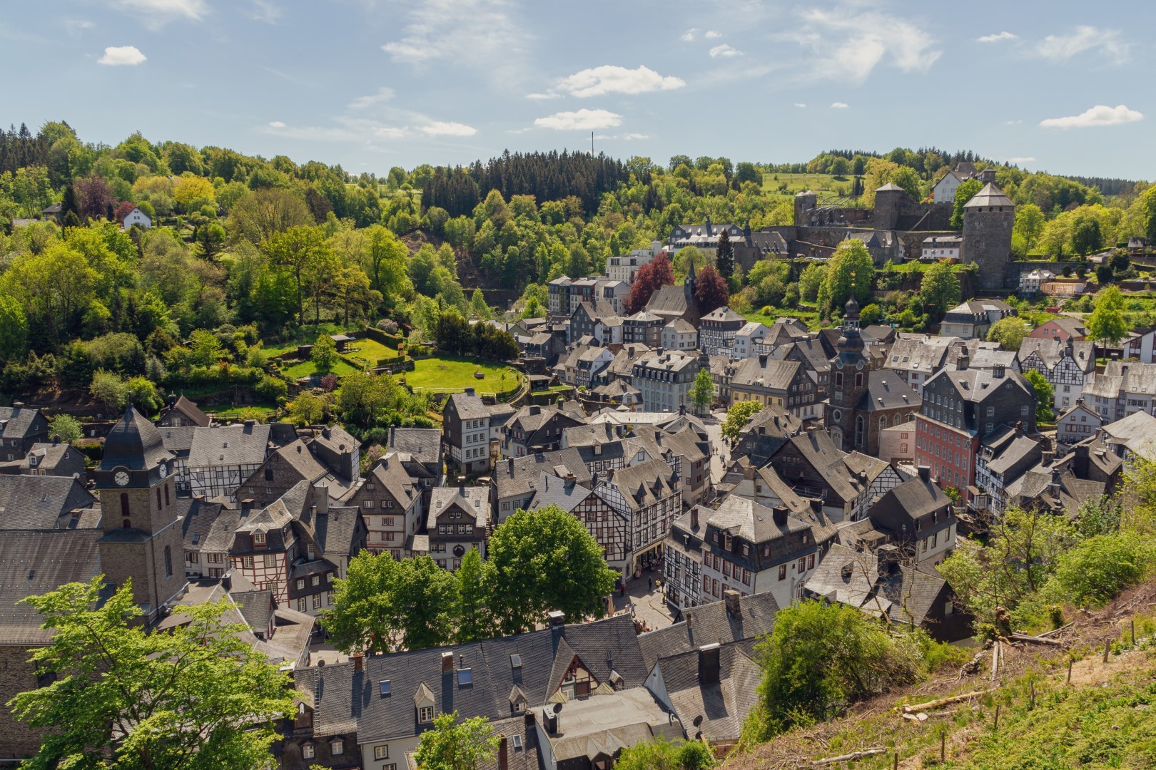 Das malerische Monschau, eingebettet in eine verwunschene Berglandschaft | Foto: AdobeStock/Alexander