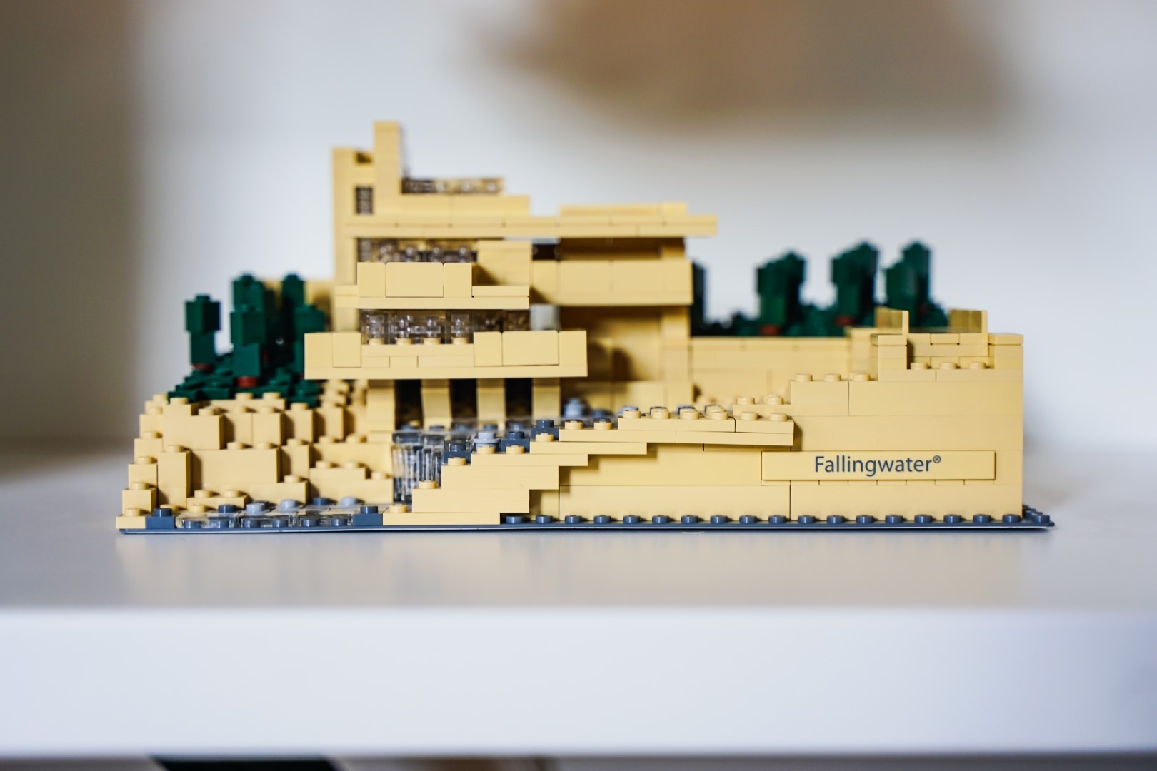 Überrascht? Hier ist auch LEGO zu finden - im Wohnzimmer sind es insgesamt drei Bausätze. Natürlich steckt auch hier eine Geschichte dahinter: Es sind Bauten von Architekten, die Rohde in ihrer Dissertation besprochen hat. Auf dem Foto: "Fallingwater" von Frank Lloyd Wright