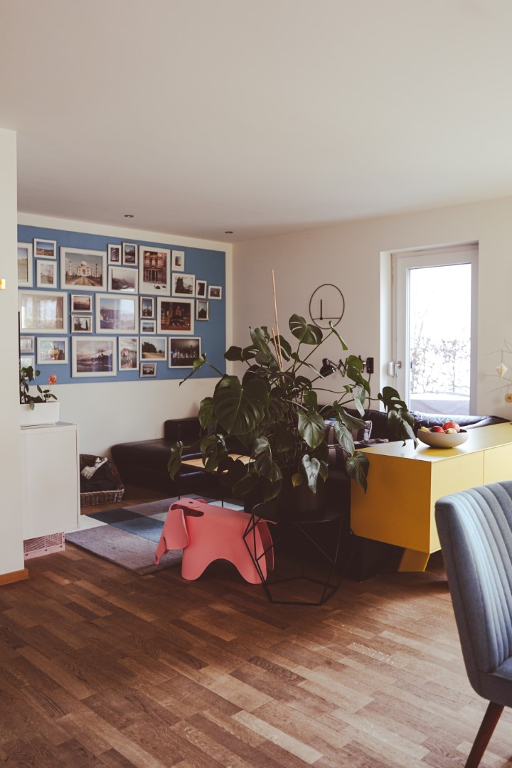 Blilck aufs Wohnzimmer: Besonders wertvolle  Geschichten erzählt die große Fotowand aus gemeinsamen Urlauben