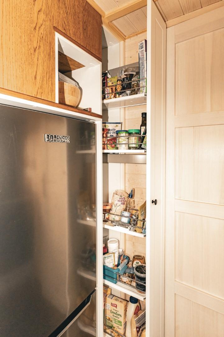 Die "Speisekammer" versteckt sich hinter  einem schmalen Schieberegal neben  dem Kühlschrank