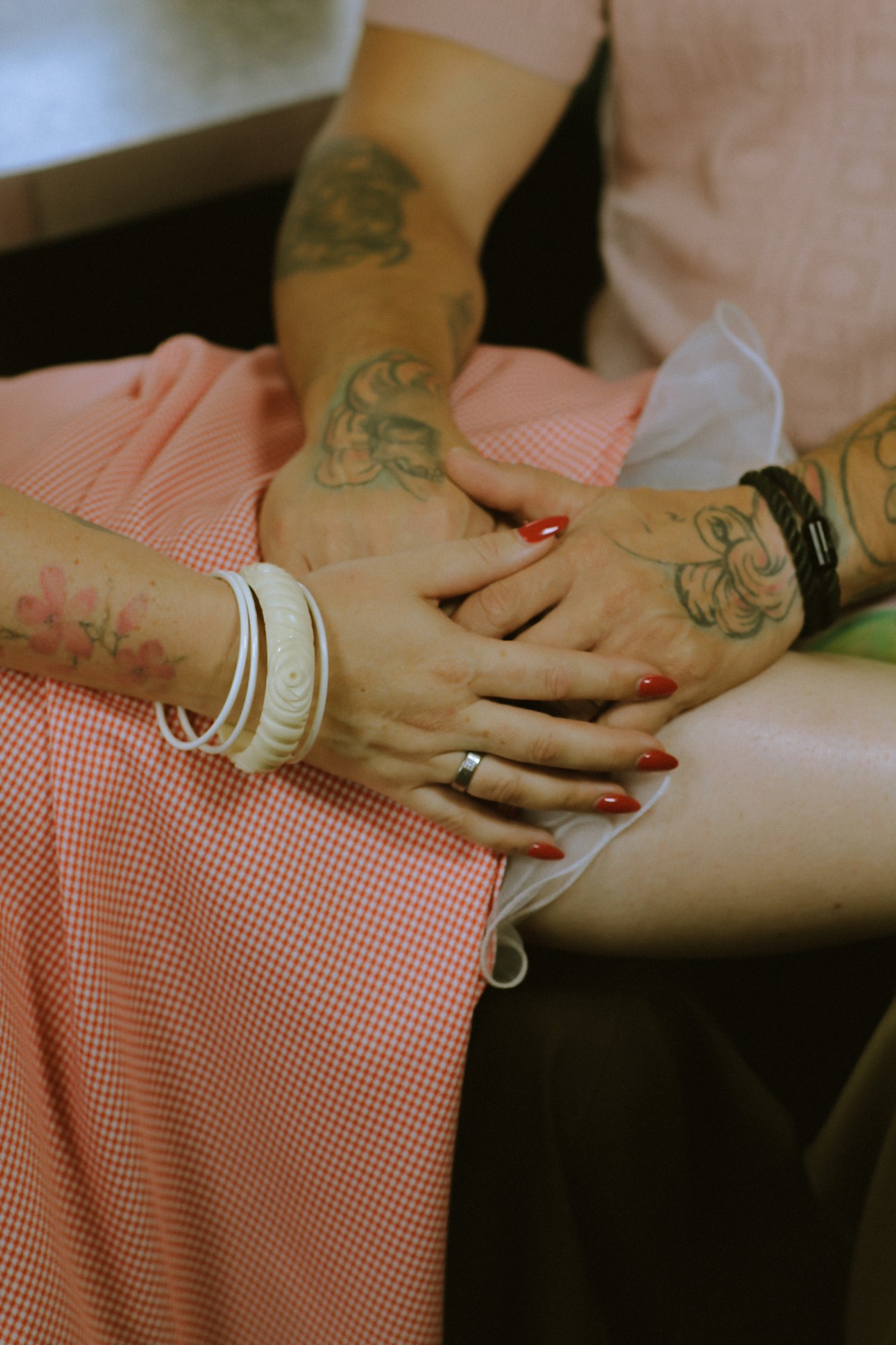 Liebe ist... ihr eine kleine Pistole ins Strumpfband zu stecken