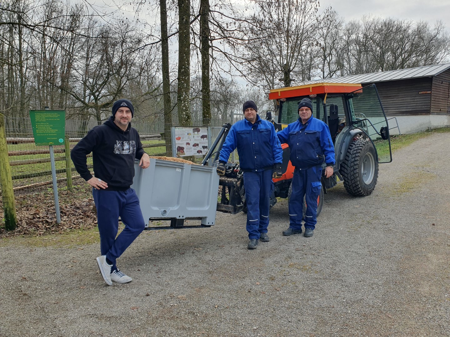 Alex Böheim mit zwei  Mitarbeitern des Wildparks beim  Ausliefern des Biertrebers für die Tiere