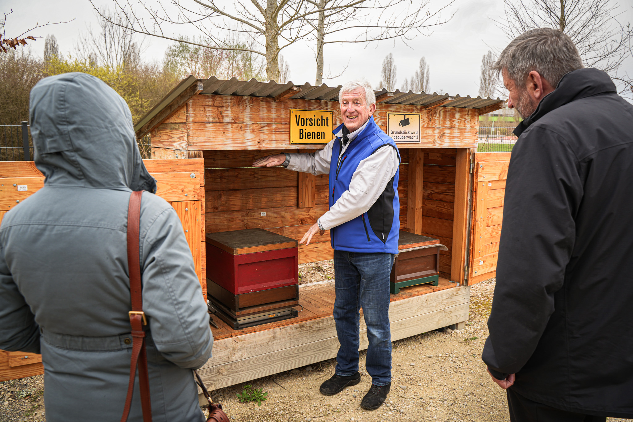 Hier zeigt er der Bürgermeisterin und dem INKB-Vorstand einen Bienenkasten